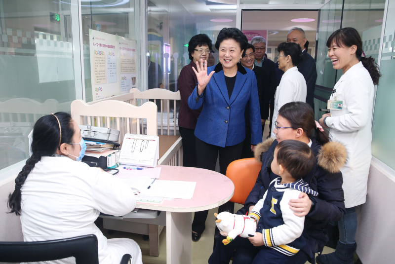 1月3日，中共中央政治局委员、国务院副总理刘延东到北京市考察基层医疗卫生工作。这是刘延东在北京市西城区月坛社区卫生服务中心，看望慰问基层医护人员、就诊患者。