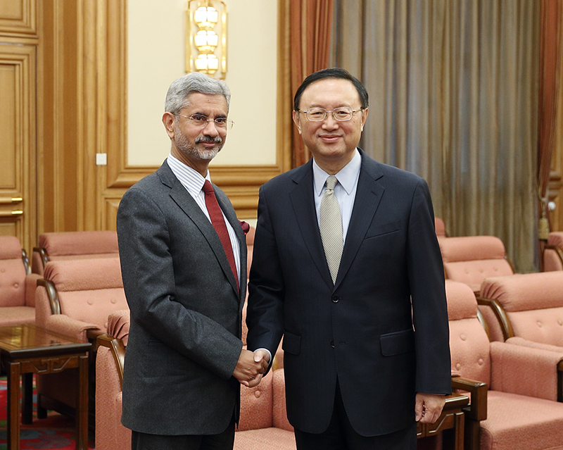 2月21日，中国国务委员杨洁篪在北京中南海会见来华参加中印战略对话的印度外秘苏杰生。