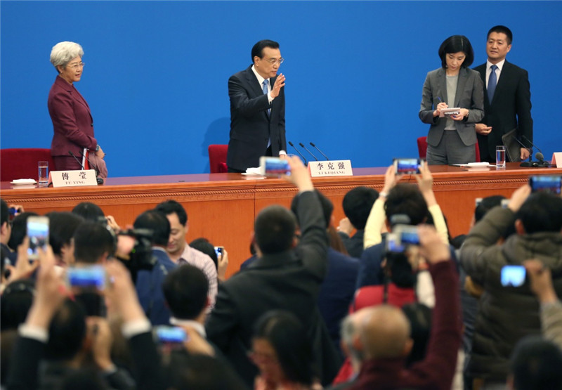 3月15日，国务院总理李克强在北京人民大会堂与中外记者见面，并回答记者提问。这是记者会结束后，李克强与记者交流。