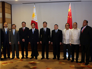 汪洋与菲律宾内阁经济管理团队举行会谈 300.jpg