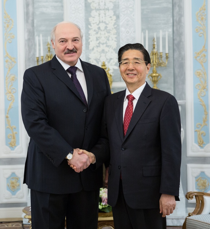 4月10日，白俄罗斯总统卢卡申科（左）在明斯克会见到访的中国国务委员、公安部部长郭声琨。