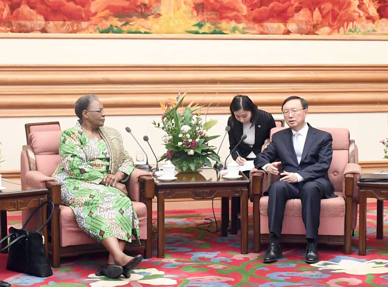 4月11日，國務(wù)委員楊潔篪在北京中南海會(huì)見納米比亞副總理兼外長恩代特瓦。