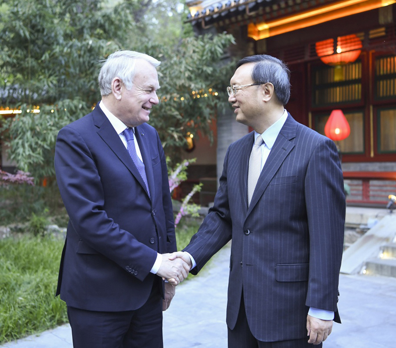 4月13日，中国国务委员杨洁篪在北京钓鱼台国宾馆会见法国外长艾罗。
