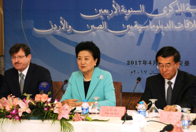 4月20日，正在对约旦进行正式访问的中国国务院副总理刘延东（中）在安曼出席中约建交40周年座谈会。