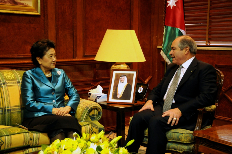 4月20日，在约旦首都安曼，约旦首相兼国防大臣穆勒吉（右）会见中国国务院副总理刘延东。