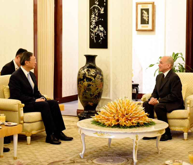 4月28日，柬埔寨国王西哈莫尼在金边会见中国国务委员杨洁篪。