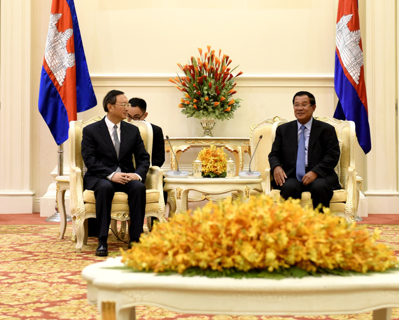 4月28日，柬埔寨首相洪森在金边会见中国国务委员杨洁篪。