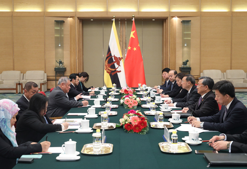 5月11日，國(guó)務(wù)委員楊潔篪在北京會(huì)見(jiàn)出席“一帶一路”國(guó)際合作高峰論壇高級(jí)別會(huì)議的文萊首相府部長(zhǎng)兼外交與貿(mào)易部第二部長(zhǎng)林玉成。