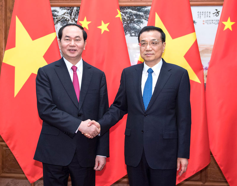 国务院总理李克强12日下午在人民大会堂会见来华进行国事访问并出席“一带一路”国际合作高峰论坛的越南国家主席陈大光。