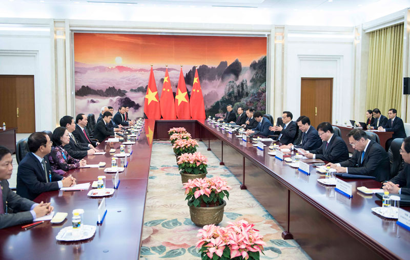 国务院总理李克强12日下午在人民大会堂会见来华进行国事访问并出席“一带一路”国际合作高峰论坛的越南国家主席陈大光。