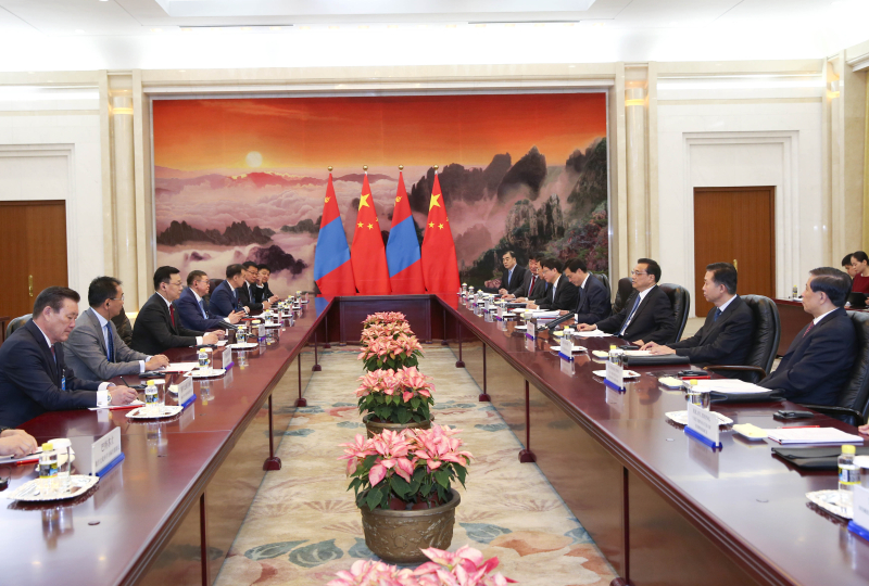 国务院总理李克强12日上午在人民大会堂会见来华出席“一带一路”国际合作高峰论坛的蒙古国总理额尔登巴特。