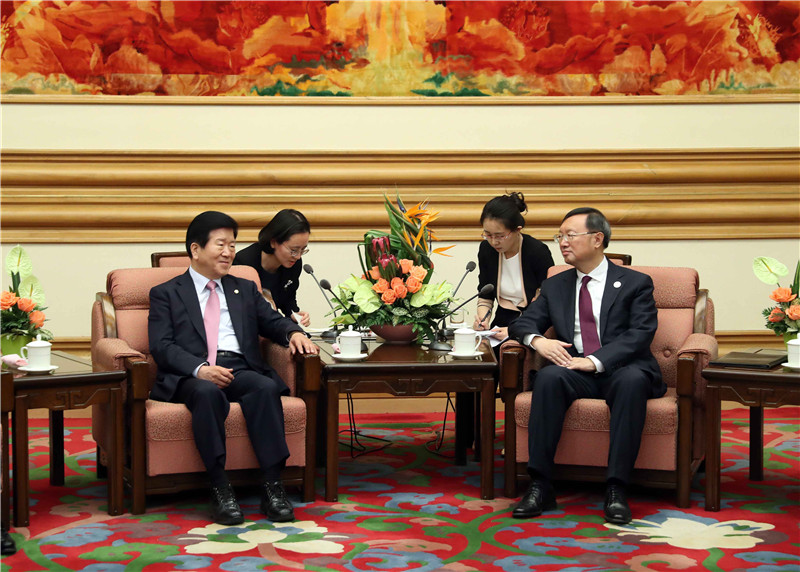 5月15日，国务委员杨洁篪在北京会见来华出席“一带一路”国际合作高峰论坛的韩国政府代表团团长、前国会副议长朴炳锡。