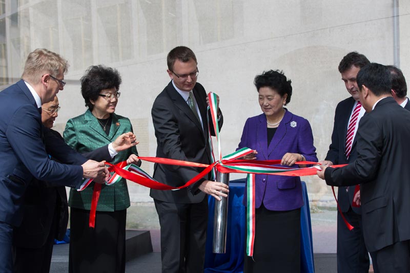 6月18日，在匈牙利布达佩斯，中国国务院副总理刘延东在考察匈牙利塞梅尔维斯医科大学时为健康学院新教学楼奠基。