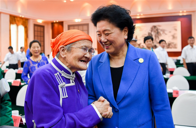 这是刘延东在出席乌兰察布市庆祝内蒙古自治区成立70周年座谈会后，与“草原母亲”都贵玛亲切交谈。