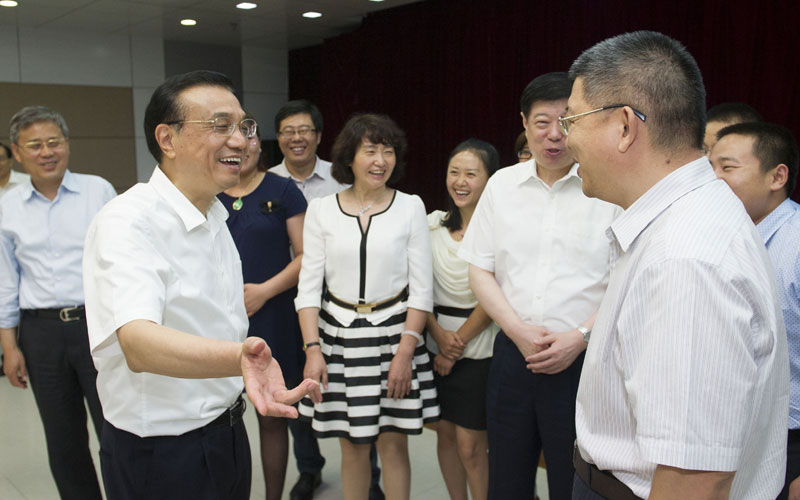 7月25日,中共中央政治局常委、国务院总理李克强在山东济南召开部分新登记企业负责人座谈会。这是会后李克强同企业负责人亲切交流。