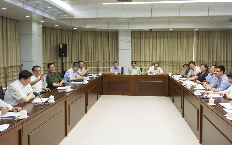 7月25日,中共中央政治局常委、国务院总理李克强在山东济南召开部分新登记企业负责人座谈会。