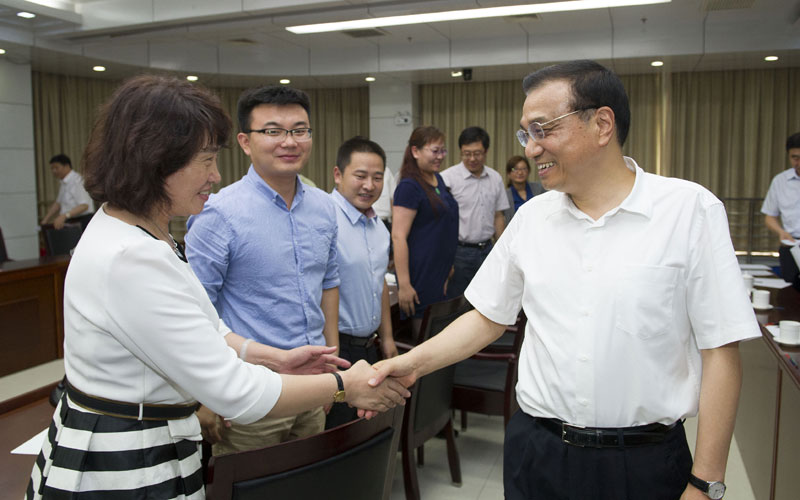这是会后李克强同企业负责人亲切交流。