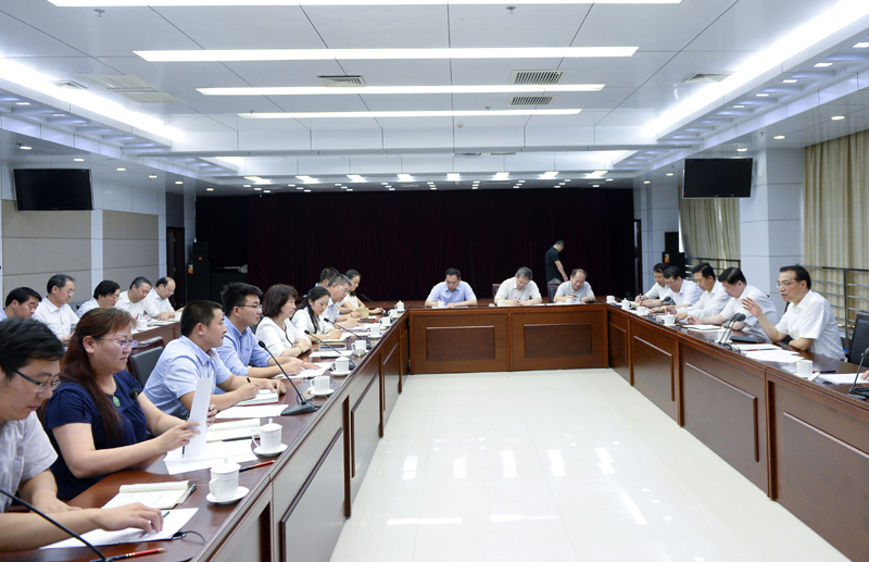 近日,中共中央政治局常委、国务院总理李克强召开部分新登记企业负责人座谈会。