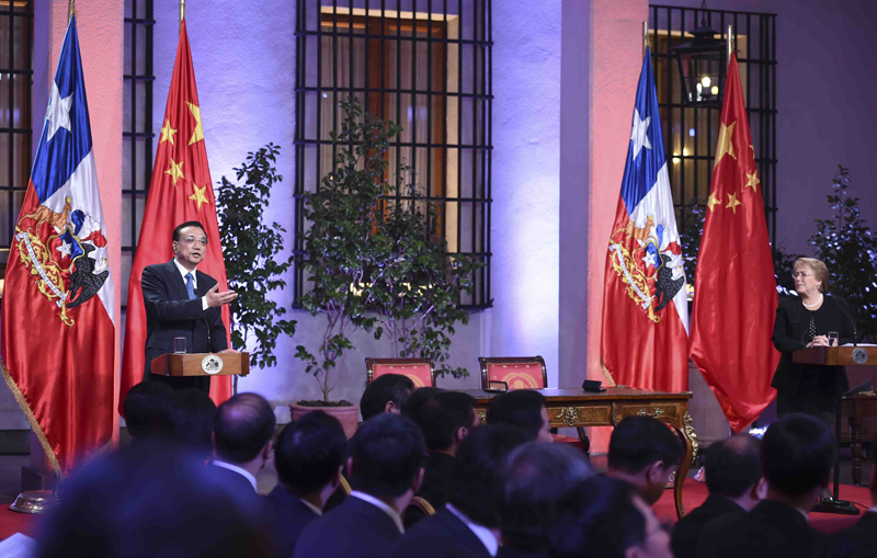 当地时间5月25日中午,国务院总理李克强在圣地亚哥总统府同智利总统巴切莱特举行会谈后共同会见记者。