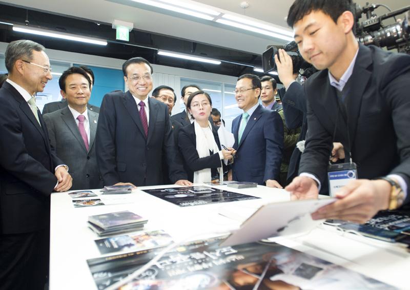 当地时间11月2日,正在韩国访问的中国国务院总理李克强参观京畿道创造经济革新中心。新华社记者 王晔 摄