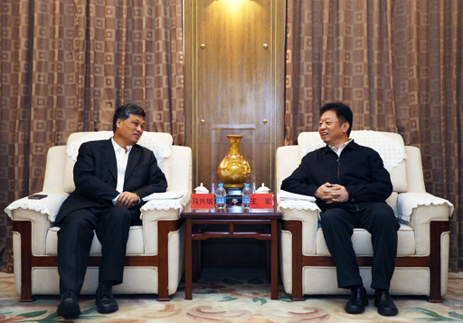 11月2日,国家海洋局党组书记、局长王宏在京会见广东省委副书记、深圳市委书记马兴瑞。 王宏对深圳市委、市政府重视海洋事业发展表示感谢。他指出,深圳是全国改革开放的排头兵,具有优越的区位条件和雄厚的综合实力。近年来,深圳市委、市政府积极探索,主动作为,在坚持陆海统筹、发展海洋经济、推动科技创新、建设海洋生态文明等方面取得了可喜的成绩,也积累了很多很好的经验。国家海洋局将不断提高服务水平,在海洋经济发展、海域综合管理、生态文明建设、海洋科技创新、海洋强国示范区建设等方面继续给予大力支持,促进深圳海洋事业发展。