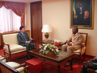 中国驻加蓬大使薛金维礼节性拜会加蓬总理恩东