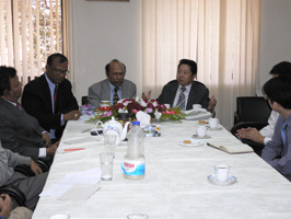 中国驻孟加拉国大使柴玺应邀赴孟通讯社参观