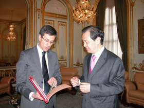 中国新任驻法大使孔泉向法国外交部递交国书副