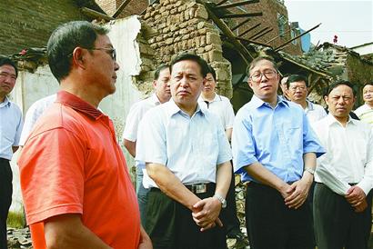湖北省政府主要领导人率队奔赴汉源灾区察看灾