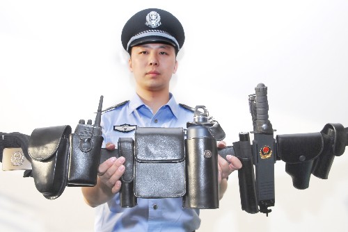 公安部颁布《标准》规定民警个人的基本装备配备