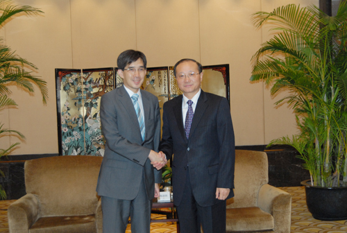 旅游局局长在上海会见香港旅游事务署专员荣伟