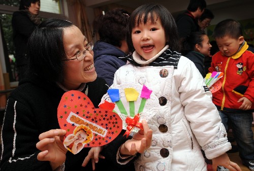 3月6日,杭州朝晖五区幼儿园的一名孩子(前右)
