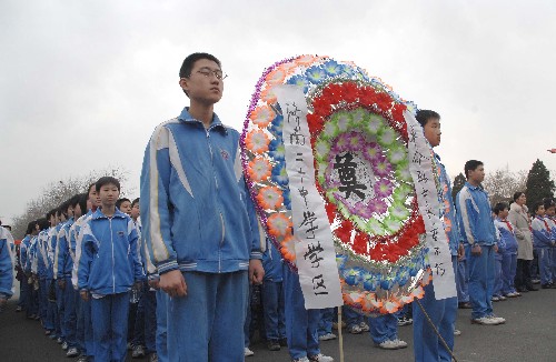 3月28日,济南市第二十中学的中学生在英雄山革命烈士陵园祭扫革命烈士墓。清明节前,济南市的中小学生纷纷来到革命烈士陵园祭扫革命烈士墓,学习先烈革命事迹,接受爱国主义教育。