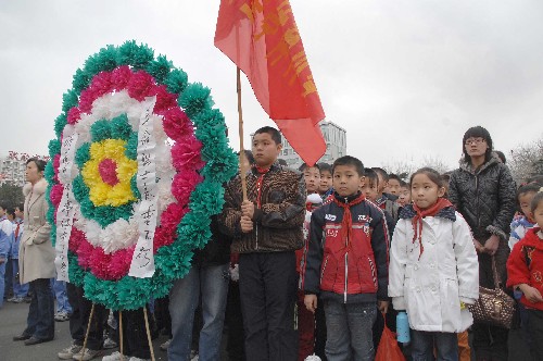 3月28日,济南市的中小学生在英雄山革命烈士陵园祭扫革命烈士墓。清明节前,济南市的中小学生纷纷来到革命烈士陵园祭扫革命烈士墓,学习先烈革命事迹,接受爱国主义教育。