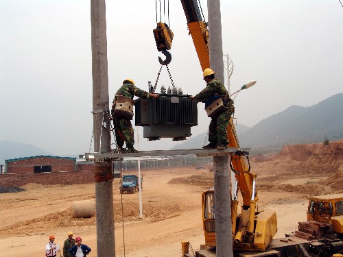 5月1日,福建省武平县供电公司电力职工在进行