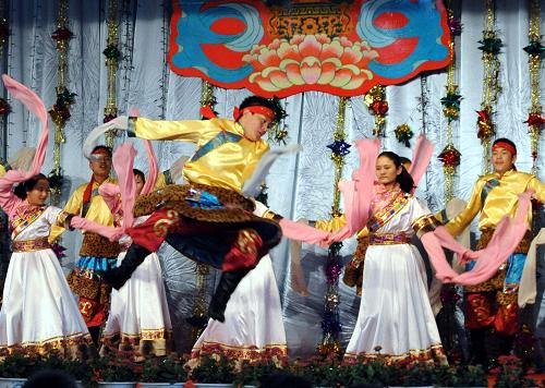 北京西藏中学藏族学子载歌载舞欢度藏历新年