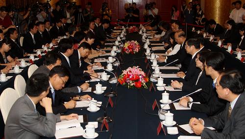 6月13日，两岸经济合作框架协议第三次两会专家工作商谈在北京举行。据悉，此次工作商谈将就协议文本的主要内容、包括货物贸易和服务贸易早期收获计划在内的5个附件交换意见。