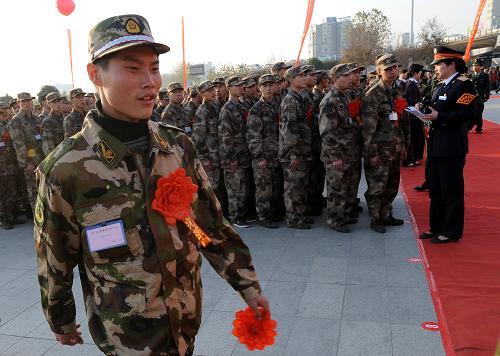 南京举行欢送新兵入伍仪式