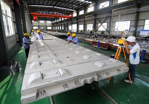 沪杭高铁首批铁路轨道板建成下线