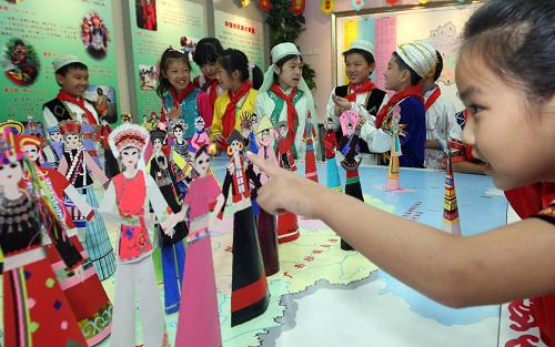 北京小学生制作民族娃祝福祖国生日