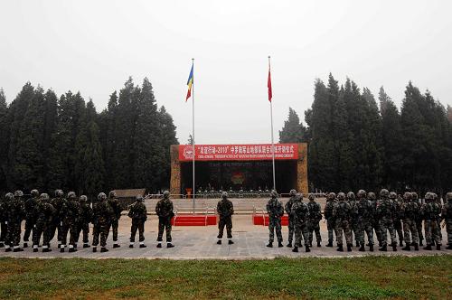 11月5日,中罗双方参训分队列队参加开训仪式。11月5日至13日,中国人民解放军和罗马尼亚军队在云南省昆明市举行代号“友谊行动-2010”陆军山地部队联合训练。有关负责人称,这次联合训练的规模为中罗两军各一个排,训练内容主要是山地步兵战术与技能。联训旨在加深中罗两军相互了解和互信,深化两军务实交流与合作,提高两国山地部队遂行联合行动的能力。联训不针对第三方。中罗两国陆军部队曾于2009年9月在罗马尼亚举行首次山地部队联合训练。“友谊行动—2010”是中国人民解放军首次与来自欧洲的武装力量在本土进行的联合训练,也是2010年解放军与外军进行的第5次联合训练或演习。新华社发(邓忠开 摄)