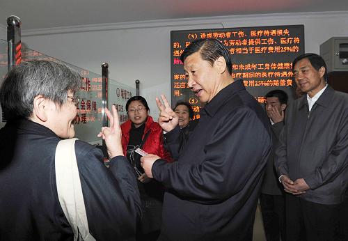 12月6日至8日,中共中央政治局常委、中央书记处书记、国家副主席习近平在重庆市调研。这是12月6日,习近平在重庆江北区建北社区同办理社保的退休职工亲切交流,了解社区服务工作。新华社记者 饶爱民 摄