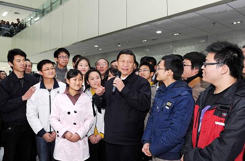 这是12月7日,习近平在重庆师范大学同学生们亲切交流,勉励学生们志存高远,知行合一,努力成为全面发展的社会主义建设者和接班人。新华社记者 饶爱民 摄