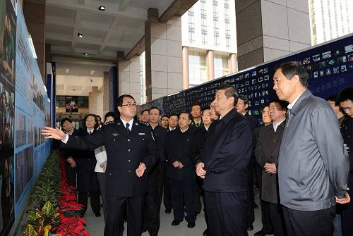 这是12月7日,习近平参观重庆打黑除恶资料展,强调进一步形成构建平安重庆的长效机制。新华社记者 饶爱民 摄
