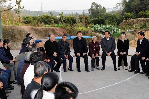 这是12月7日,习近平在沙坪坝区曾家镇白林村同基层党员、大学生“村官”和村民代表座谈,叮嘱当地干部密切联系群众,切实改进工作方法,提高做群众工作的本领。新华社记者 饶爱民 摄