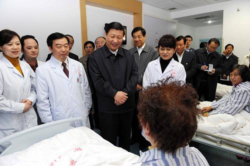 这是12月6日,习近平在重庆市中医院同患者亲切交谈,了解医院在创先争优中提高医疗服务水平的情况。新华社记者 饶爱民 摄