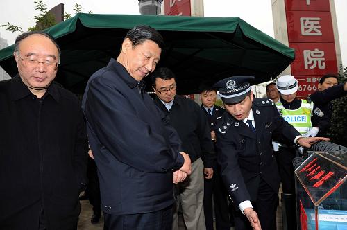 这是12月6日,习近平视察重庆交巡警平台,了解重庆加强社会治安和提高便民服务的经验。新华社记者 饶爱民 摄