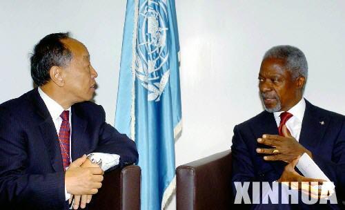 联合国秘书长安南在纽约联合国总部会见李肇星