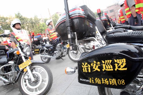 上海社保队员骑摩托车上街巡逻