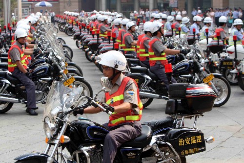 上海社保队员骑摩托车上街巡逻